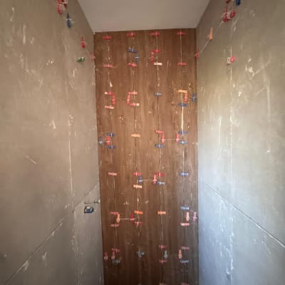 חדר עם קירות בתהליך שיפוץ והתקנת אריחים