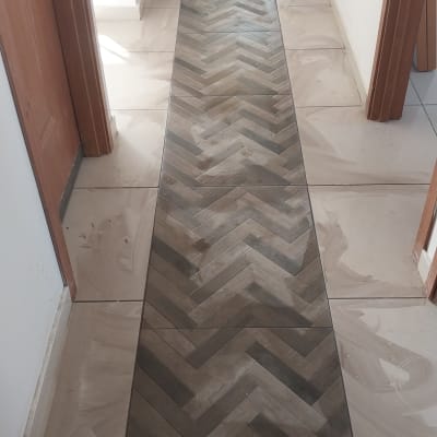 ריצוף חדש במסדרון עם דוגמת פישבון