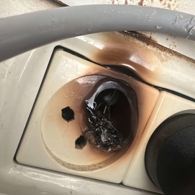 שקע חשמלי שרוף עם כבל מחובר