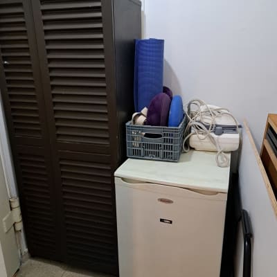 מקרר קטן עם סלסלה, מזרן יוגה וציוד חשמלי