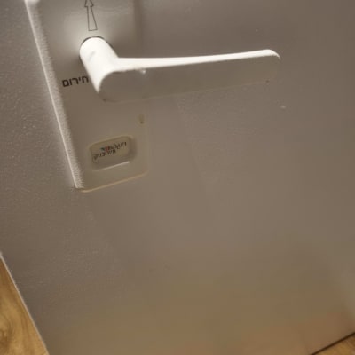 ידית דלת עם מנגנון נעילה