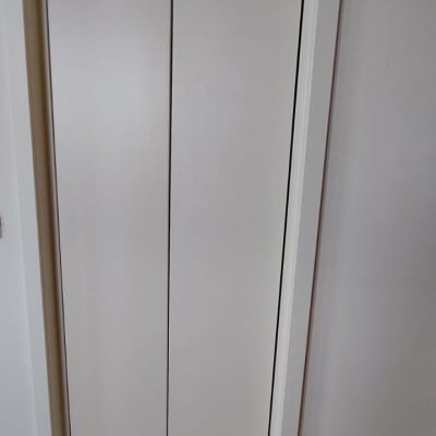 דלת עץ לבנה עם צירים מתכתיים