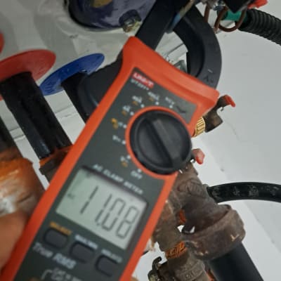 מדידת מתח עם מולטימטר על צינור חימום