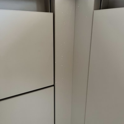 ארון עם כתמים קטנים על הדלתות