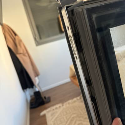 חלק ממסגרת חלון או תריס עם פרטים טכניים