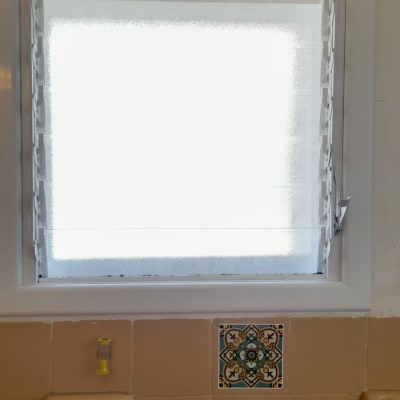 חלון עם מסגרת אלומיניום ותריסים