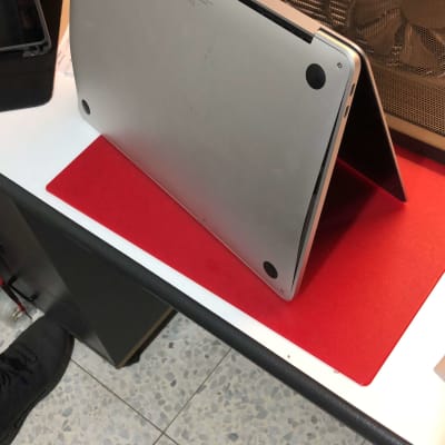 מחשב נייד על שולחן עבודה עם כלים טכניים