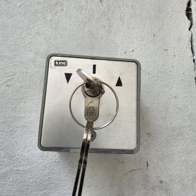 מתג מפתח חשמלי של King עם מפתחות מותקן על קיר