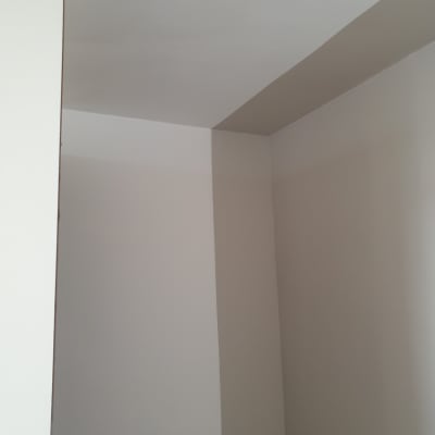 קירות צבועים בגוון בהיר עם פינה תקרה