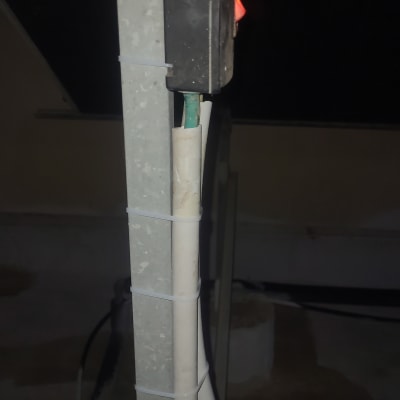 צינור ומתג מחובר לעמוד מתכת