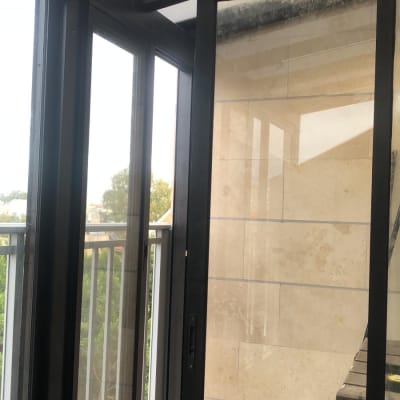 מסגרת אלומיניום שחורה לחלון זכוכית במרפסת