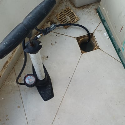 פתיחת סתימה בניקוז רצפתי באמצעות משאבת לחץ אוויר
