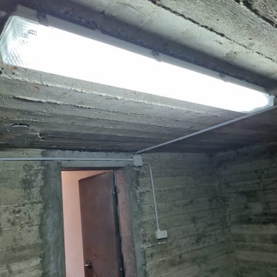 תאורת פלורסנט מותקנת על תקרה עם חיווט חשמלי