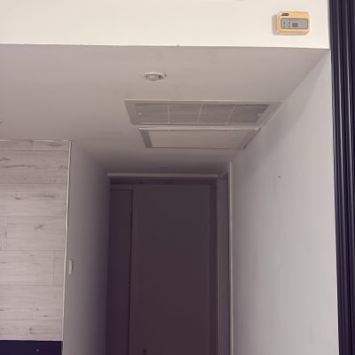 תריס אספקה ופתחי אוויר חוזר של מזגן מיני מרכזי במסדרון