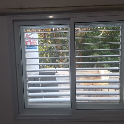 חלון אלומיניום עם תריסים נפתחים