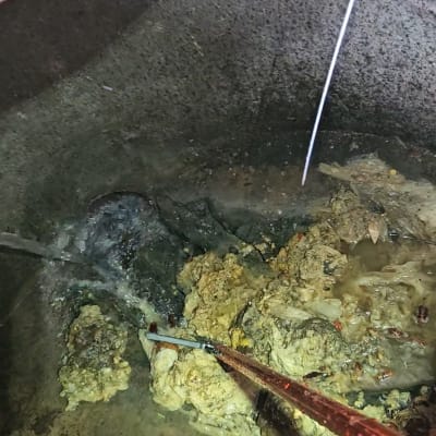 ניקוי צינור ביוב עם כלים מקצועיים