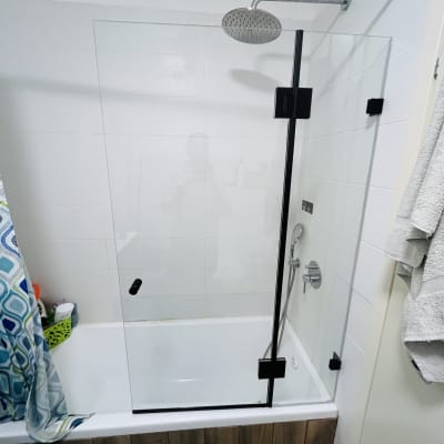 מקלחת עם ראש גשם ודלת זכוכית