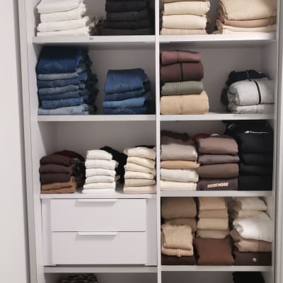 ארון בגדים מסודר עם בגדים מקופלים בצורה מאורגנת