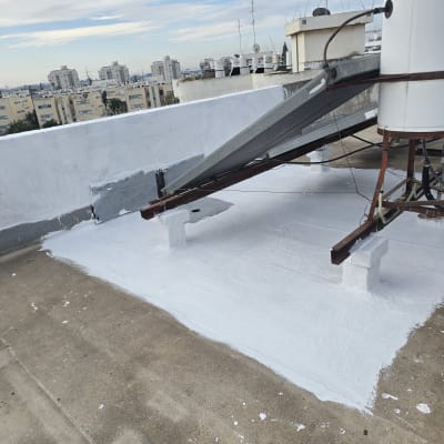 גג אטום בצבע לבן עם דודי שמש