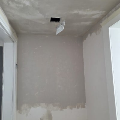 קיר ותקרה עם תיקוני צבע וטיח