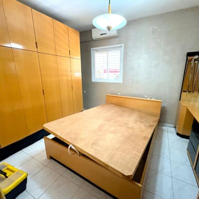 חדר שינה עם ארון בגדים ומיטה מעץ