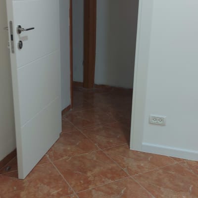 רצפת אריחים ודלת פתוחה בחדר