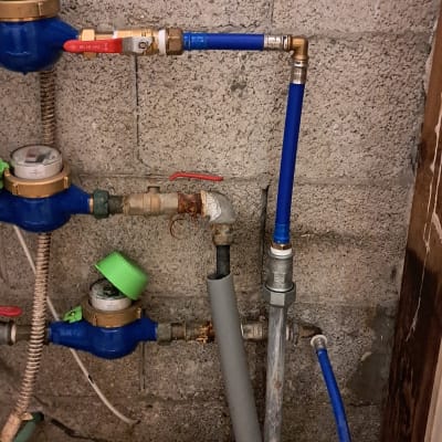 צינורות מים כחולים עם ברזים ומדי מים
