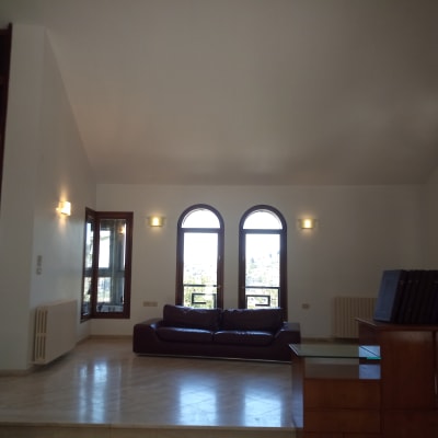 סלון עם ספה וחלונות גדולים