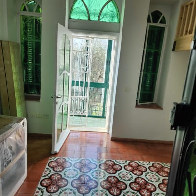 רצפה נקייה עם אריחים מעוצבים ודלת פתוחה לאור יום