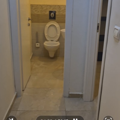 תמונה של שירותים נקיים עם דלת פתוחה