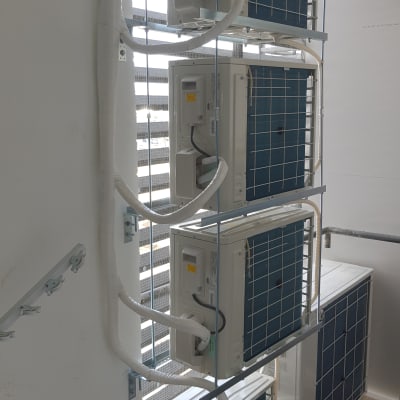 יחידות חיצוניות של מזגנים מותקנות על קיר