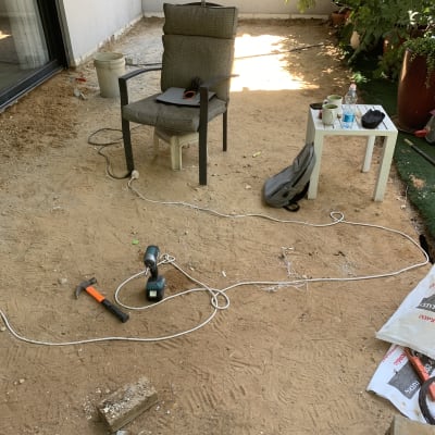 פטיש ומקדחה על אדמה, חוטי חשמל מפוזרים