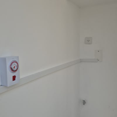 שקע חשמל וקופסת חיבורים על קיר לבן