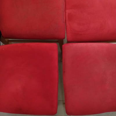 ארבעה מושבים אדומים עם כתמים קלים