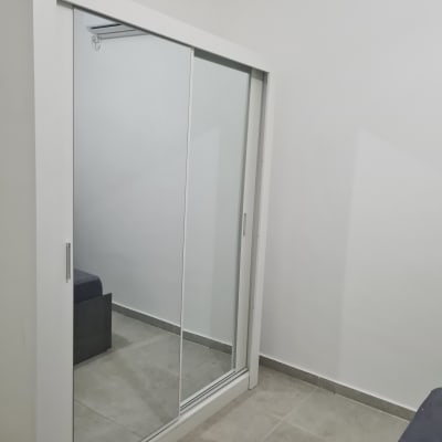 ארון עם דלתות הזזה ומראה