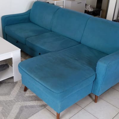 ספה כחולה עם כתמים על הריפוד