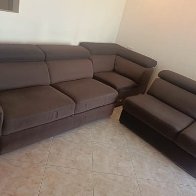 ספות חומות על רצפת קרמיקה בהירה