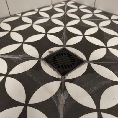 רצפת מקלחת עם אריחים וניקוז במרכז