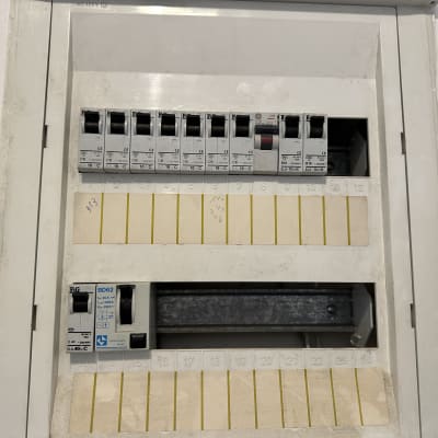 לוח חשמל עם מפסקים ומתגים