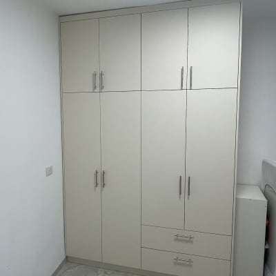 ארון בגדים עם דלתות ומגירות