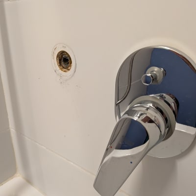 ברז מים מותקן על קיר בחדר אמבטיה