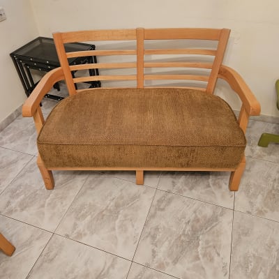 ספה עם ריפוד חום על רצפת אריחים