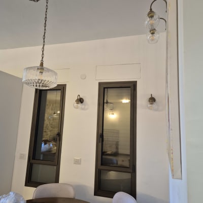 מנורות תלויות על קיר ותקרה בחדר אוכל