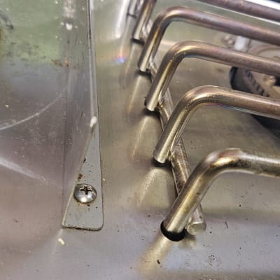 כיריים גז עם מבערים ומסגרת מתכת