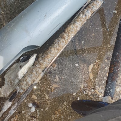 צינור מתכת עם חלודה ואבנית על הקרקע