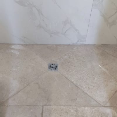 ריצוף חדש במקלחת עם ניקוז מרכזי