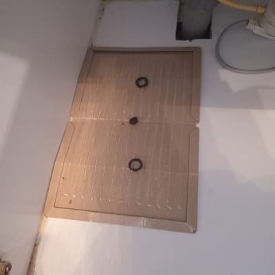 מלכודת דבק חומה עם חרקים מתחת לכיור