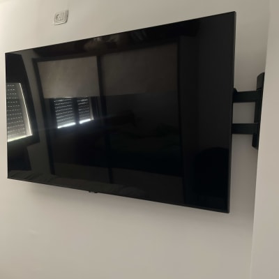 טלוויזיה מותקנת על קיר עם זרוע מתכווננת