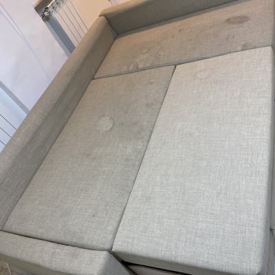 ספה עם כתמים על הריפוד