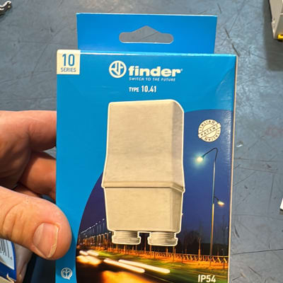 אריזת מוצר חשמלי מסוג Finder על שולחן עבודה